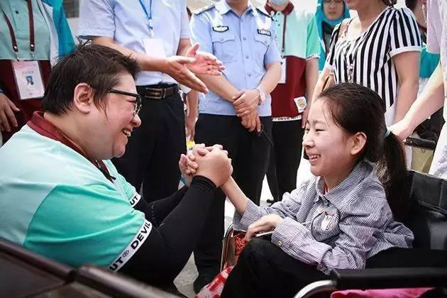 娱乐圈真正做公益的五位明星古天乐人人称赞李连杰却褒贬不一