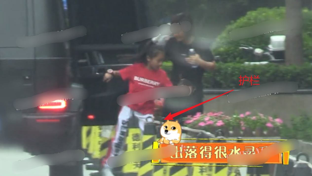 贾乃亮买零食探望女儿,甜馨见爸爸超开心,蹦蹦跳跳一脚跨过护栏休闲区蓝鸢梦想 - Www.slyday.coM 贾乃亮买零食探望女儿,甜馨见爸爸超开心,蹦蹦跳跳一脚跨过护栏休闲区蓝鸢梦想 - Www.slyday.coM