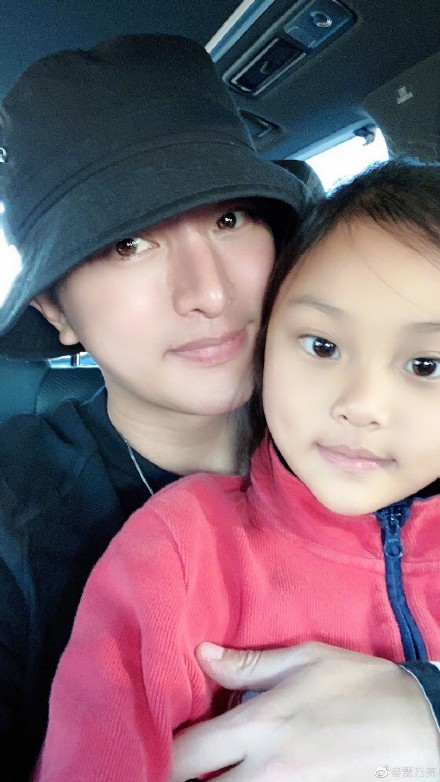 贾乃亮买零食探望女儿,甜馨见爸爸超开心,蹦蹦跳跳一脚跨过护栏休闲区蓝鸢梦想 - Www.slyday.coM 贾乃亮买零食探望女儿,甜馨见爸爸超开心,蹦蹦跳跳一脚跨过护栏休闲区蓝鸢梦想 - Www.slyday.coM