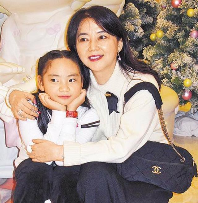 老得不敢认！胡慧中罕浓艳艳抹太男相，200斤女儿颜值被爸爸拉垮休闲区蓝鸢梦想 - Www.slyday.coM