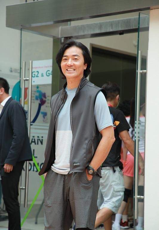 郑伊健夫妇罕现身圈内派对没生娃的蒙嘉慧眼尾下垂脸肿显老相