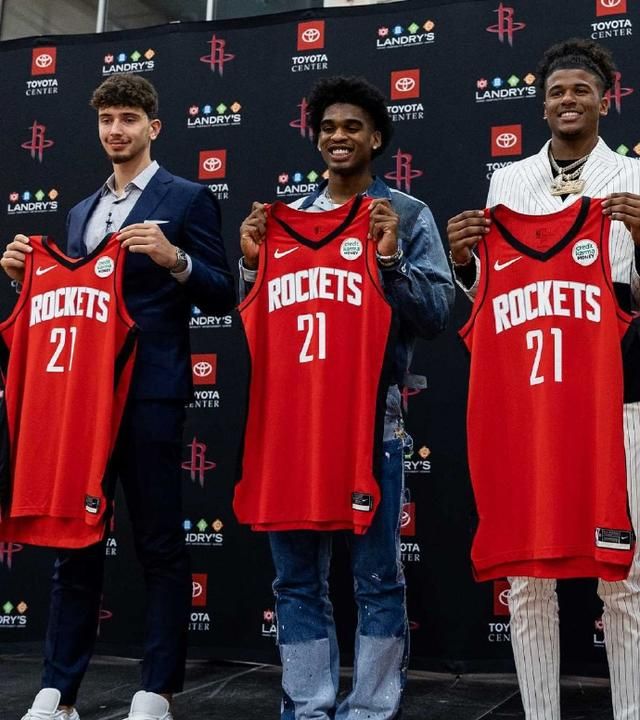 火箭最尴尬的球员沃尔!对新秀没任何表示,想被买断还要再等一年