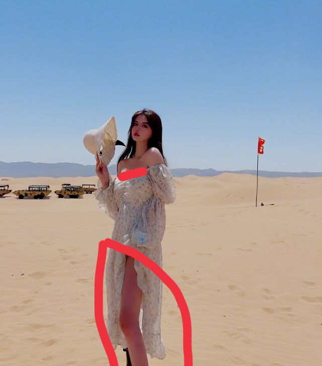 韩安冉晒沙漠旅游照小腿粗细变化明显被网友质疑头身比失调