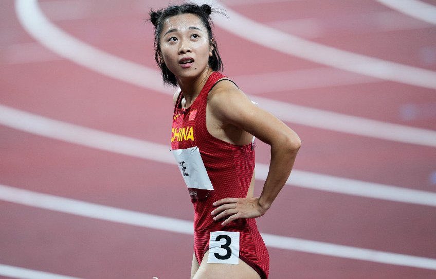 转播画面中的葛曼棋,顶着哪吒丸子头,表情轻松,看上去毫无压力,虽未能
