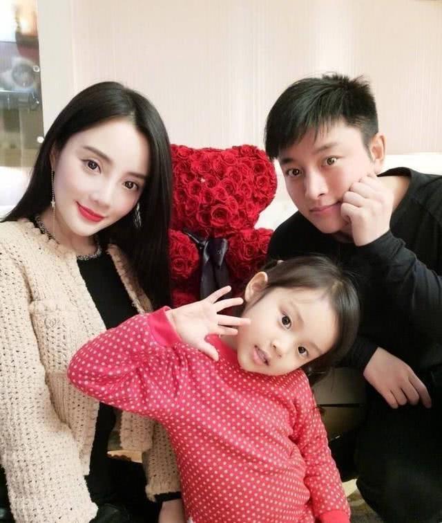 贾乃亮买零食探望女儿,甜馨见爸爸超开心,蹦蹦跳跳一脚跨过护栏休闲区蓝鸢梦想 - Www.slyday.coM 贾乃亮买零食探望女儿,甜馨见爸爸超开心,蹦蹦跳跳一脚跨过护栏休闲区蓝鸢梦想 - Www.slyday.coM