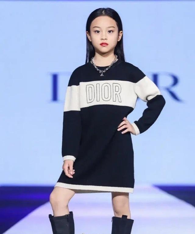 贾乃亮买零食探望女儿,甜馨见爸爸超开心,蹦蹦跳跳一脚跨过护栏休闲区蓝鸢梦想 - Www.slyday.coM 贾乃亮买零食探望女儿,甜馨见爸爸超开心,蹦蹦跳跳一脚跨过护栏休闲区蓝鸢梦想 - Www.slyday.coM