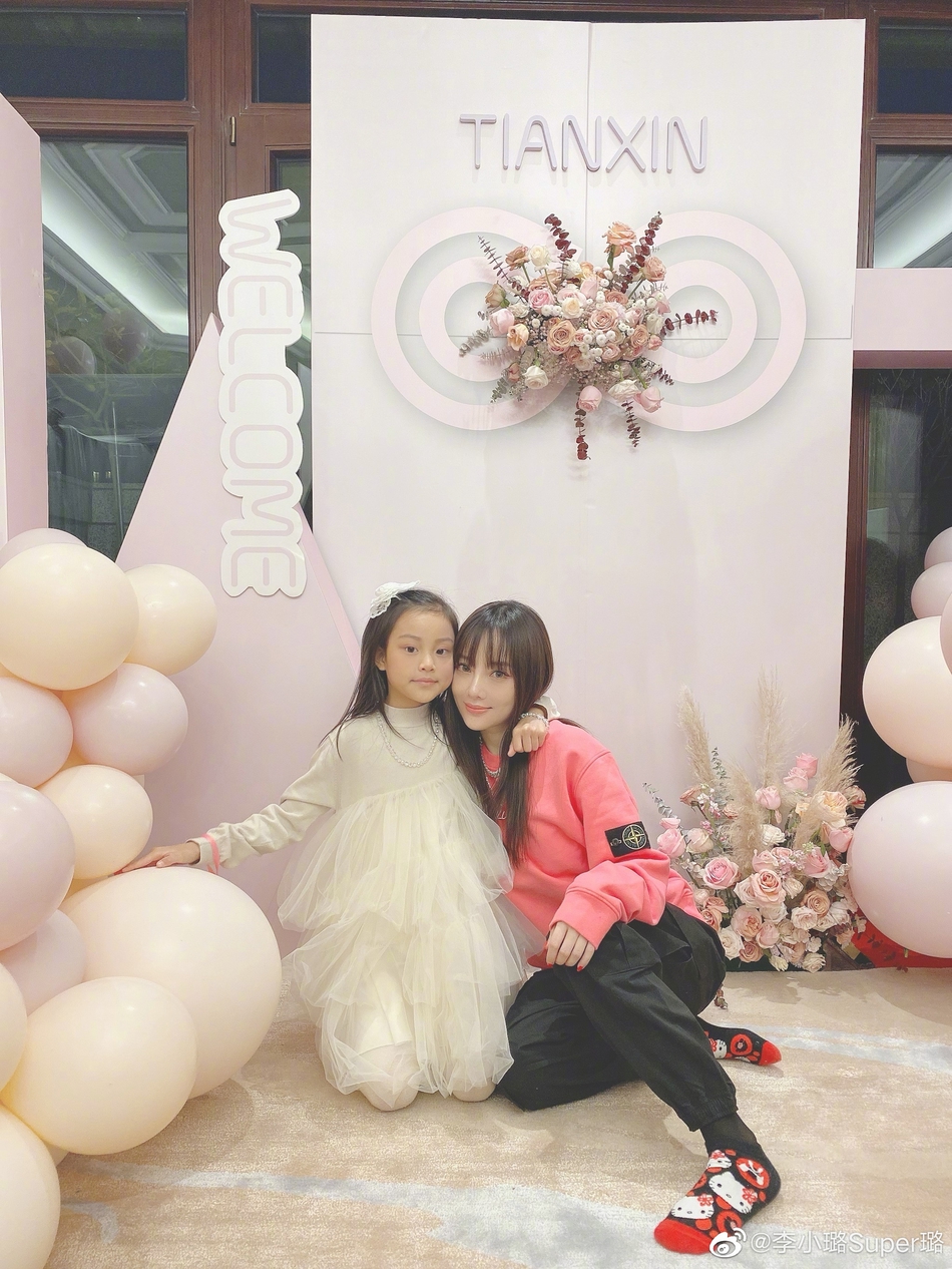 贾乃亮买零食探望女儿,甜馨见爸爸超开心,蹦蹦跳跳一脚跨过护栏休闲区蓝鸢梦想 - Www.slyday.coM 贾乃亮买零食探望女儿,甜馨见爸爸超开心,蹦蹦跳跳一脚跨过护栏休闲区蓝鸢梦想 - Www.slyday.coM