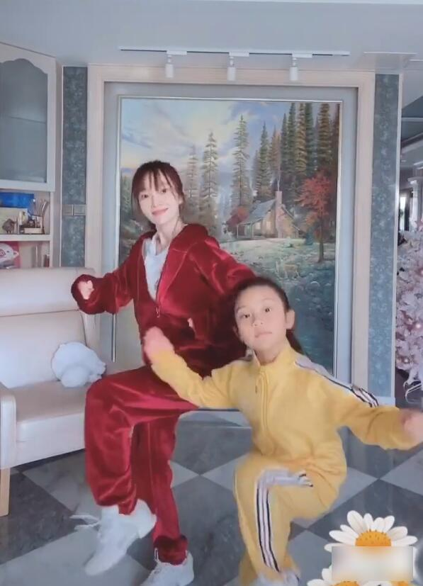 贾乃亮买零食探望女儿,甜馨见爸爸超开心,蹦蹦跳跳一脚跨过护栏休闲区蓝鸢梦想 - Www.slyday.coM 贾乃亮买零食探望女儿,甜馨见爸爸超开心,蹦蹦跳跳一脚跨过护栏休闲区蓝鸢梦想 - Www.slyday.coM