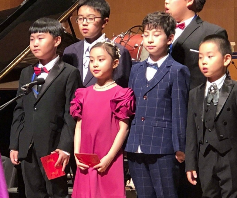 贾乃亮买零食探望女儿,甜馨见爸爸超开心,蹦蹦跳跳一脚跨过护栏休闲区蓝鸢梦想 - Www.slyday.coM 贾乃亮买零食探望女儿,甜馨见爸爸超开心,蹦蹦跳跳一脚跨过护栏休闲区蓝鸢梦想 - Www.slyday.coM