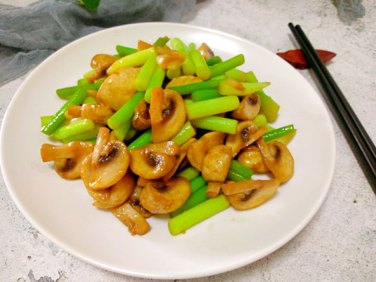 简单的家常小炒:鸡蛋炒口蘑,鲜嫩可口营养高,一定要试试