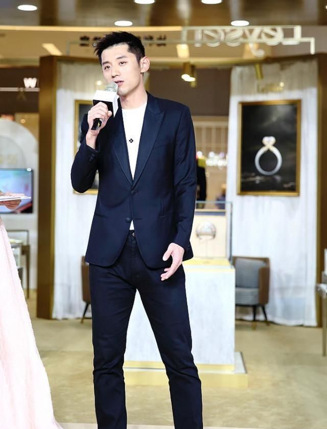 张继科的身材也太好了,穿上西装呈"倒三角",难怪是做运动员的