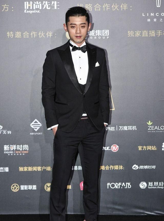 张继科的身材也太好了,穿上西装呈"倒三角",难怪是做运动员的
