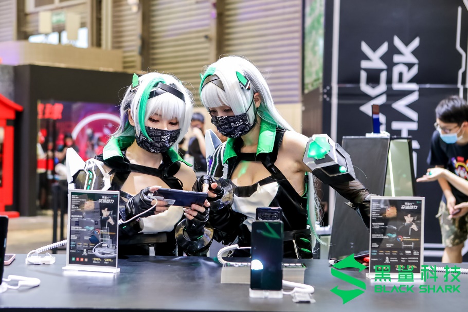 鲨鲨酱不仅可以在游戏中贴心的辅助玩家,在日常生活