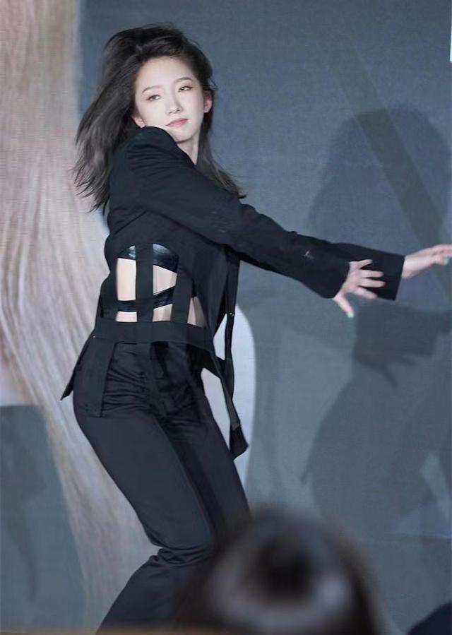 孟美岐穿衣真胆大黑色西装配抹胸大秀婀娜身姿狂野霸气