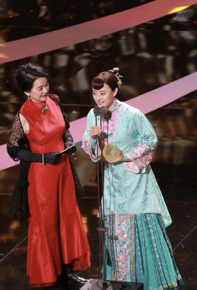 老得不敢认！胡慧中罕浓艳艳抹太男相，200斤女儿颜值被爸爸拉垮休闲区蓝鸢梦想 - Www.slyday.coM