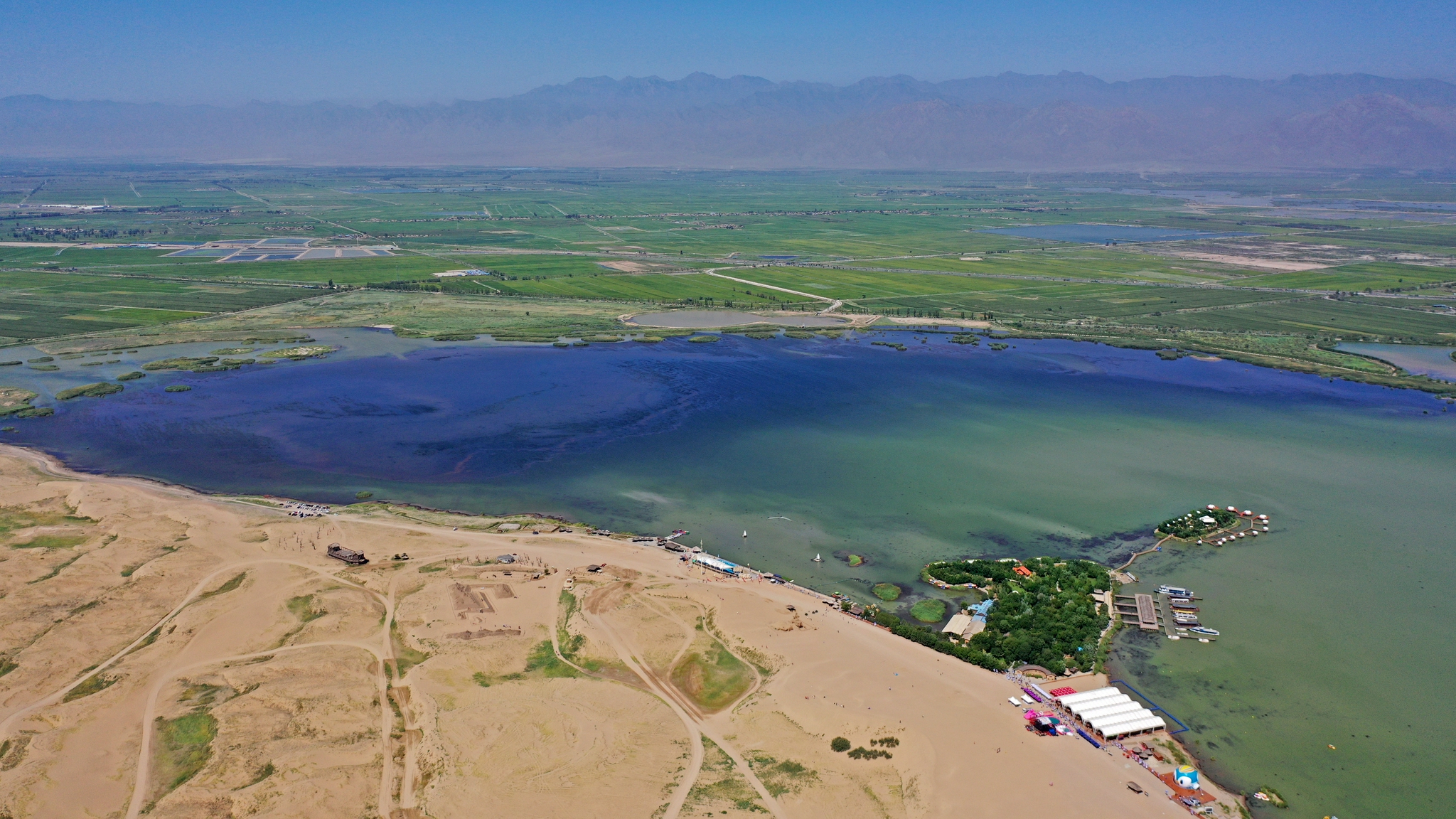 这是7月31日拍摄的宁夏沙湖景区(无人机照片).