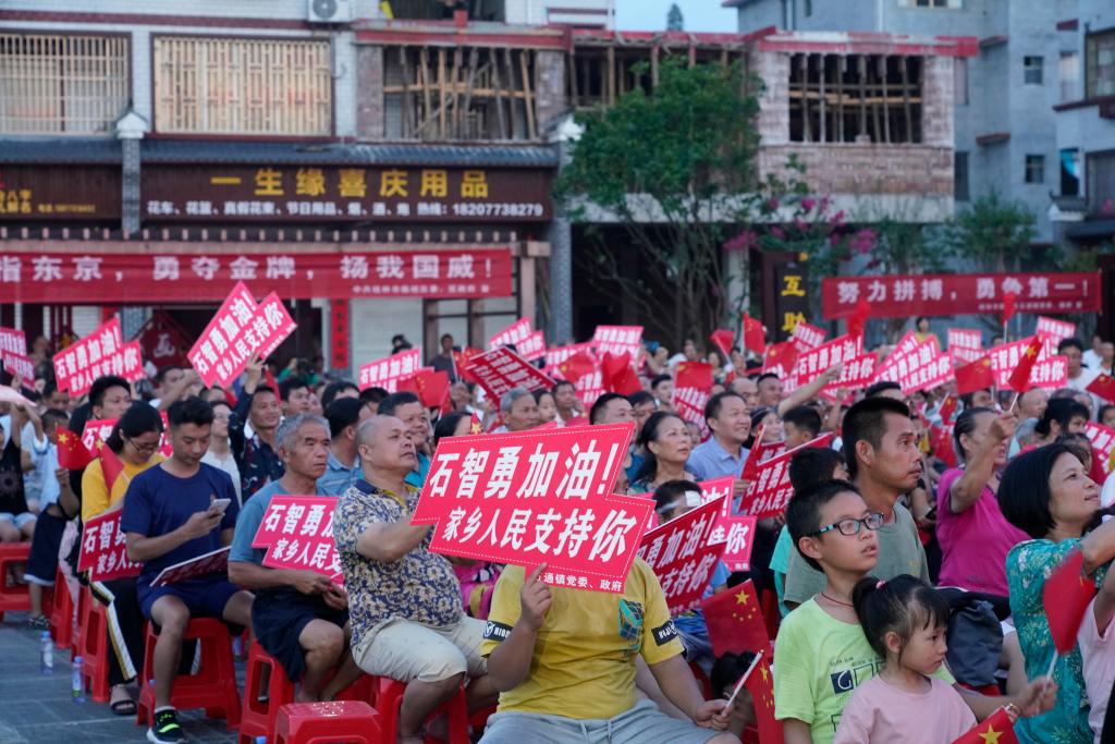 在广西桂林市临桂区五通镇，乡亲们早早到广场等待观看石智勇的比赛。新华社记者 吴昊 摄