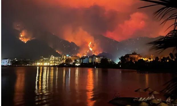 创纪录高温助长火势烧向爱琴海度假区 四千游客乘船紧急撤离