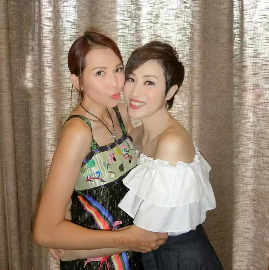 陈法蓉晒与蔡少芬贴面合影 打扮时髦明艳度满分