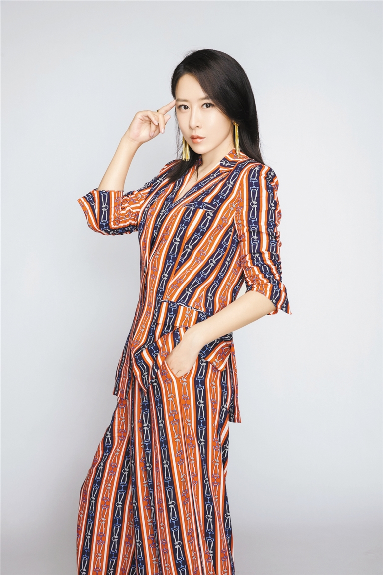 她是百变的|毛俊杰_新浪新闻