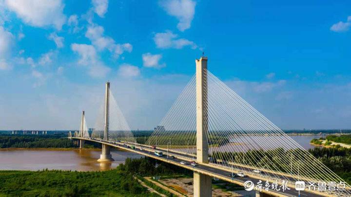 蓝天下的济南黄河建邦大桥