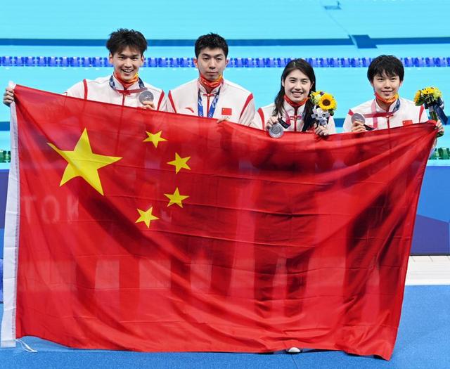 徐嘉余闫子贝张雨霏杨浚瑄混合泳接力摘银中国泳军值得骄傲