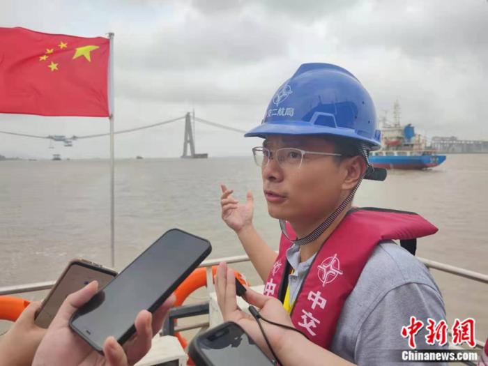 温州瓯江口大桥公司总经理潘济介绍情况。中新网记者 张旭 摄