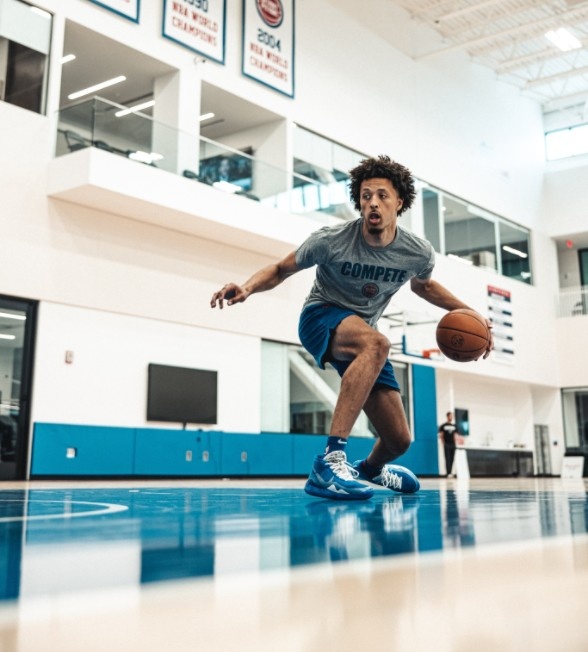 活塞官推晒康宁汉姆训练照:他们来球队的第一天待在了训练馆