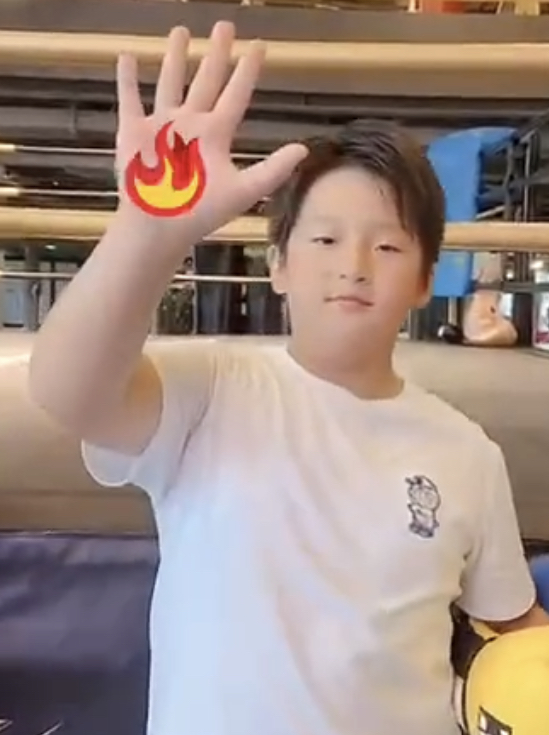 邹市明一家为奥运会加油,妈妈丰满身材好亮眼,大儿子比老爸还壮实!