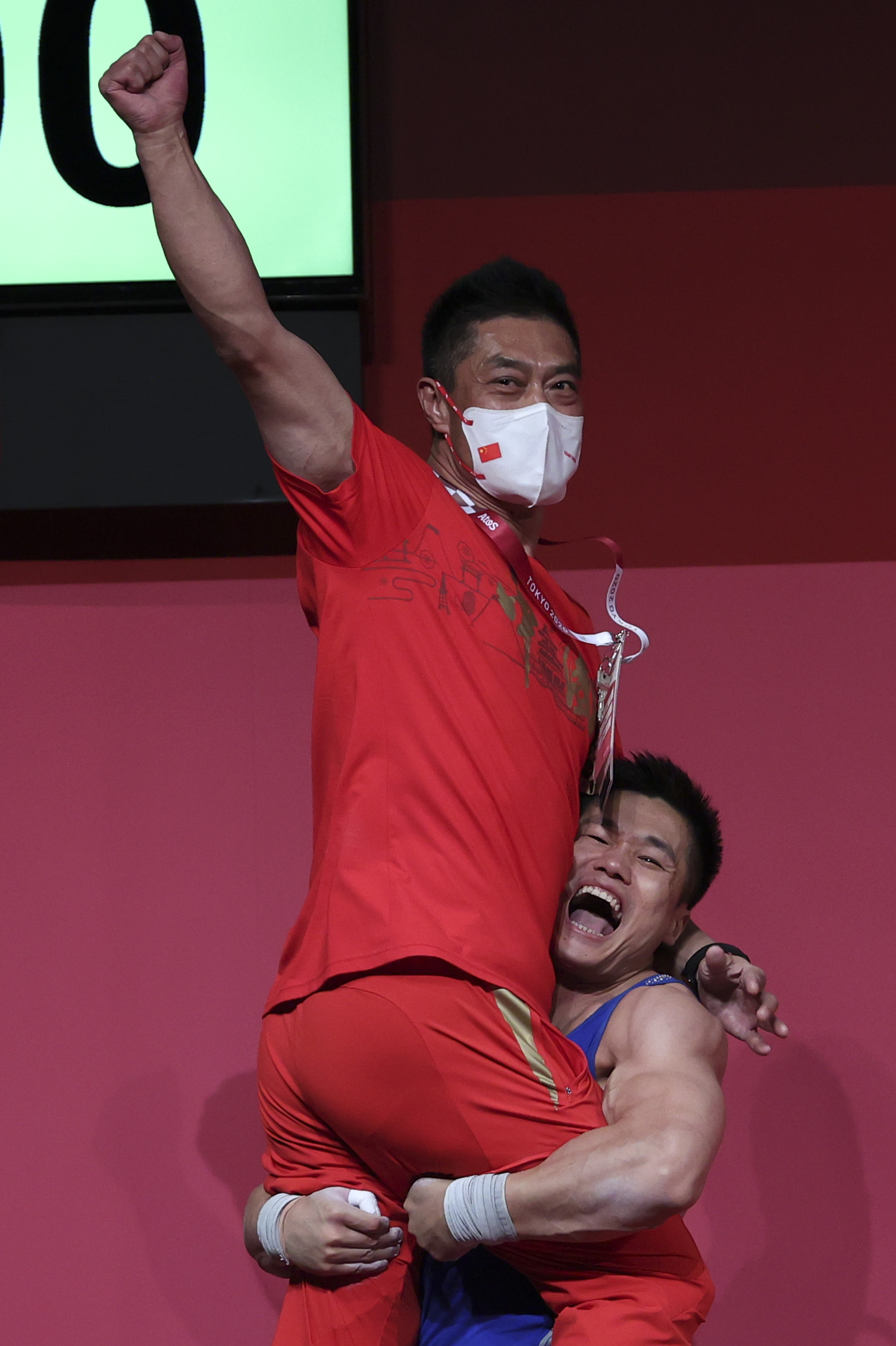 吕小军夺冠后抱起教练于杰(上).图/新华社