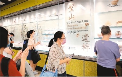 乘客在香港地铁宋皇台站的“文物馆”观看展览。 新华社记者 吴晓初摄