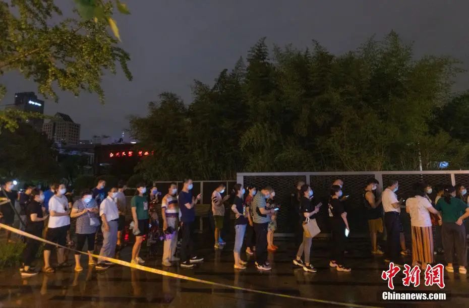 资料图：南京市民排队，准备进行核酸检测取样。中新社记者 泱波 摄