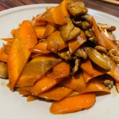 11,这样就好了,鲜咸回味,肉香营养的胡萝卜肉片炒好了.