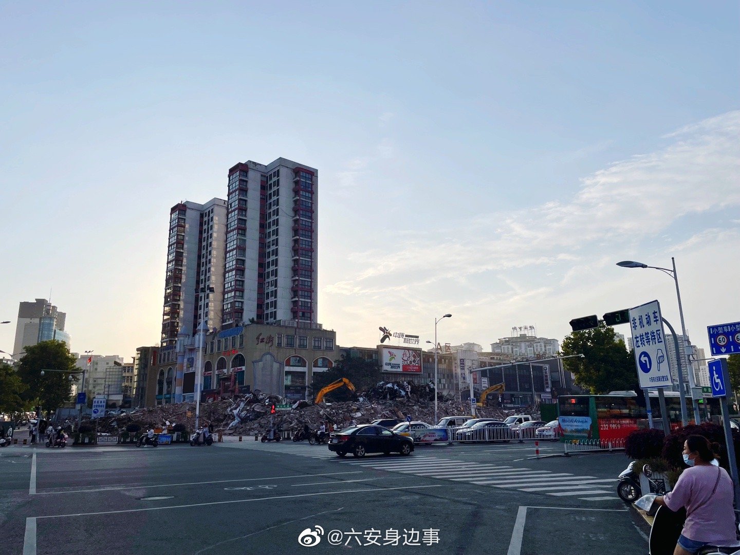 大钟楼北面拆完了,这样一看红街还挺好|六安市_新浪新闻