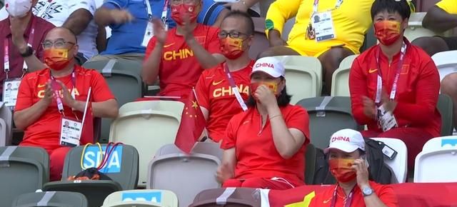 霸气第22金!巩立姣表情发狠双指指天,指着胸前国旗：中国,牛!休闲区蓝鸢梦想 - Www.slyday.coM