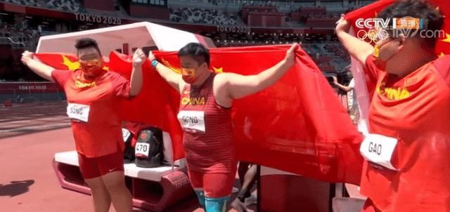 霸气第22金!巩立姣表情发狠双指指天,指着胸前国旗：中国,牛!休闲区蓝鸢梦想 - Www.slyday.coM