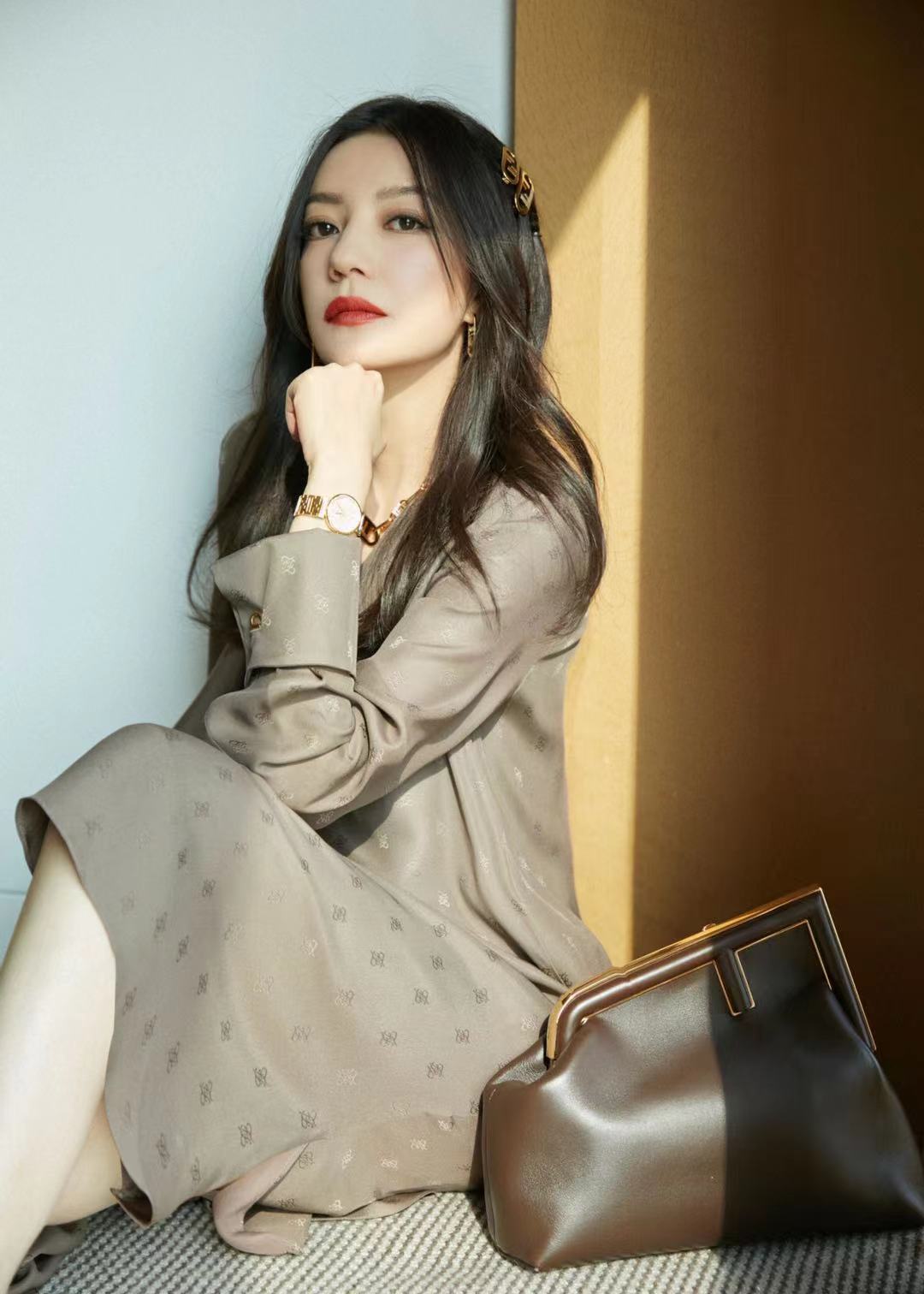 赵薇穿连衣裙特显瘦都成筷子腿了