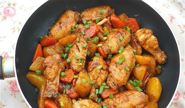 经久不衰的美味红烧鸡翅土豆简单易学咸香鲜美味道一绝