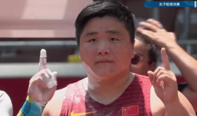 霸气第22金!巩立姣表情发狠双指指天,指着胸前国旗：中国,牛!休闲区蓝鸢梦想 - Www.slyday.coM