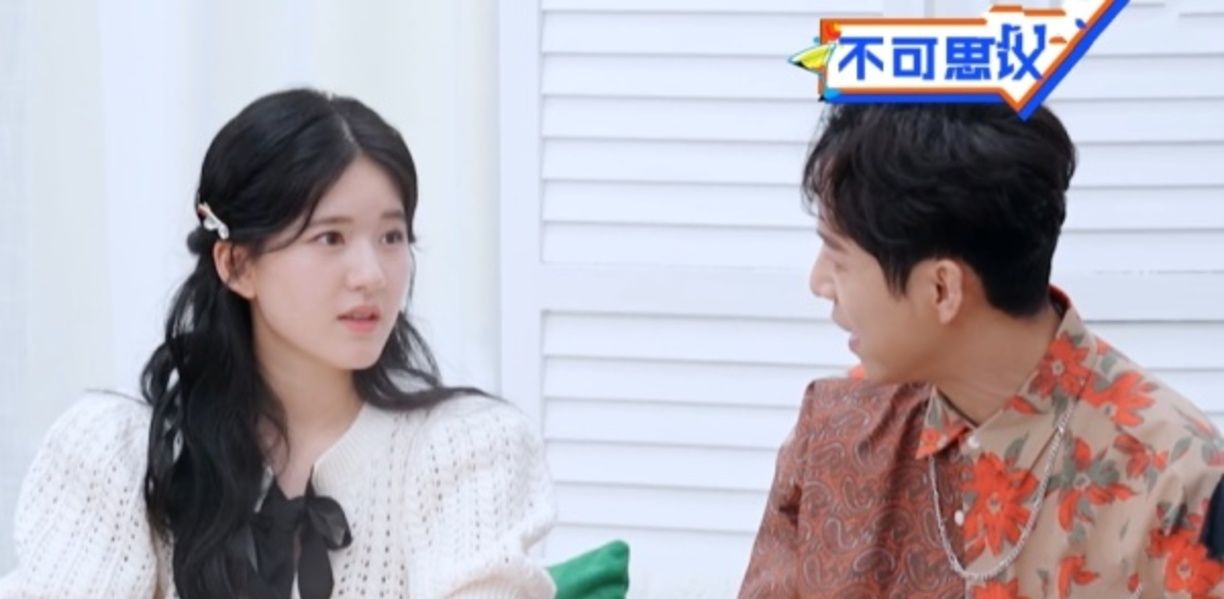 蹲下后发现赵露思穿的短裙,王嘉尔下一秒举动,暴露真实的修养