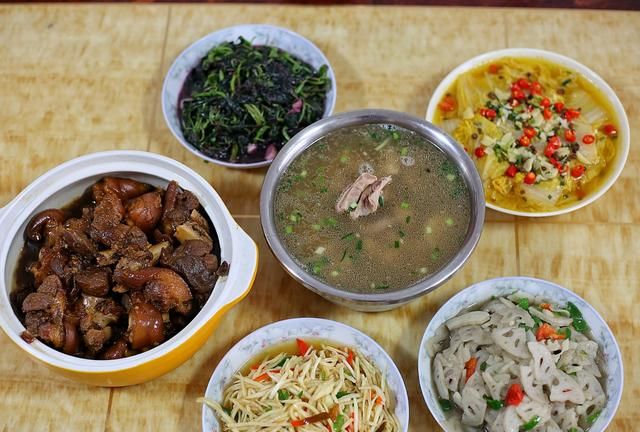 回娘家吃饭妈妈做的一桌菜晒朋友圈火了网友还是亲妈疼人