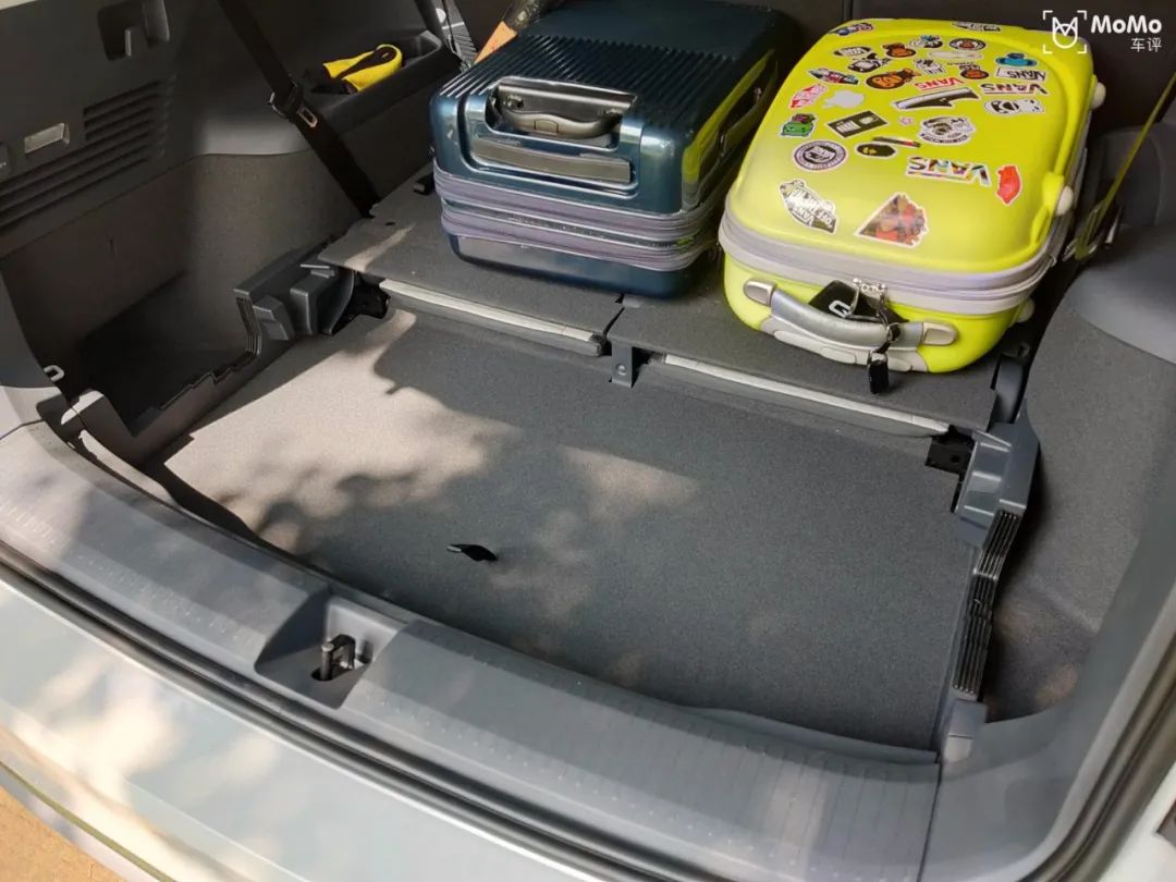 6 crozz平时就是大五座,后备箱空间很大.