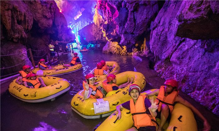 广东清远神峰关推出地下溶洞漂流,引来游客争相体验