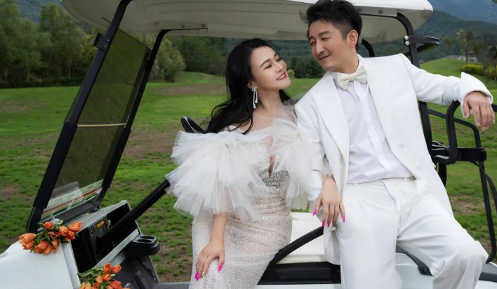 邹市明夫妇亲密合照曝光!贴身搂抱好恩爱,女方穿低胸裙身材丰腴