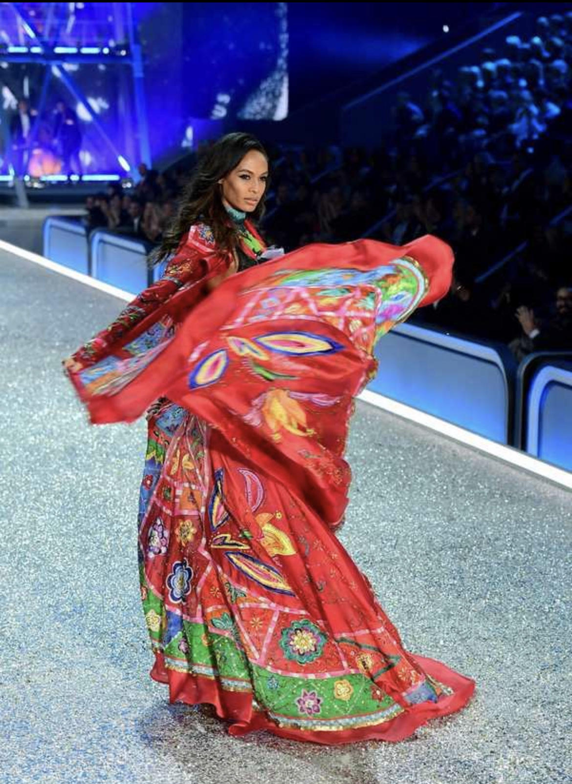 黑黄皮容易像村姑?夏日服装色系搭配法,再也不用担心没气质了休闲区蓝鸢梦想 - Www.slyday.coM 黑黄皮容易像村姑?夏日服装色系搭配法,再也不用担心没气质了休闲区蓝鸢梦想 - Www.slyday.coM