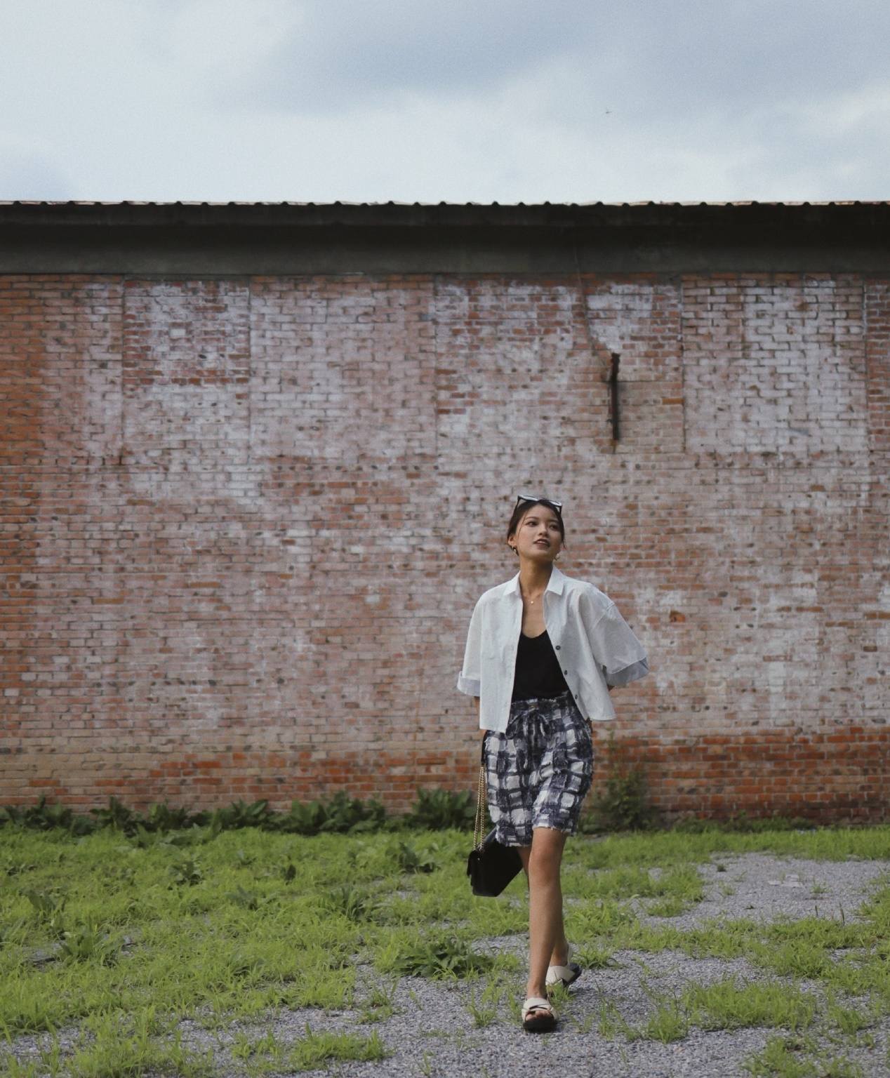 黑黄皮容易像村姑?夏日服装色系搭配法,再也不用担心没气质了休闲区蓝鸢梦想 - Www.slyday.coM 黑黄皮容易像村姑?夏日服装色系搭配法,再也不用担心没气质了休闲区蓝鸢梦想 - Www.slyday.coM