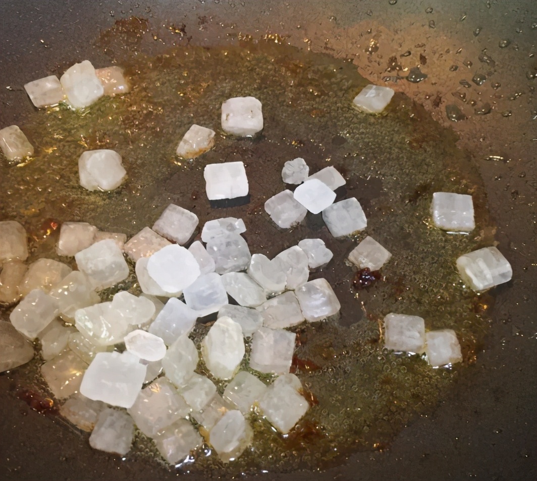 看自己的需求选择黄冰糖还是白冰糖,其实白砂糖这些也可以炒糖色,看