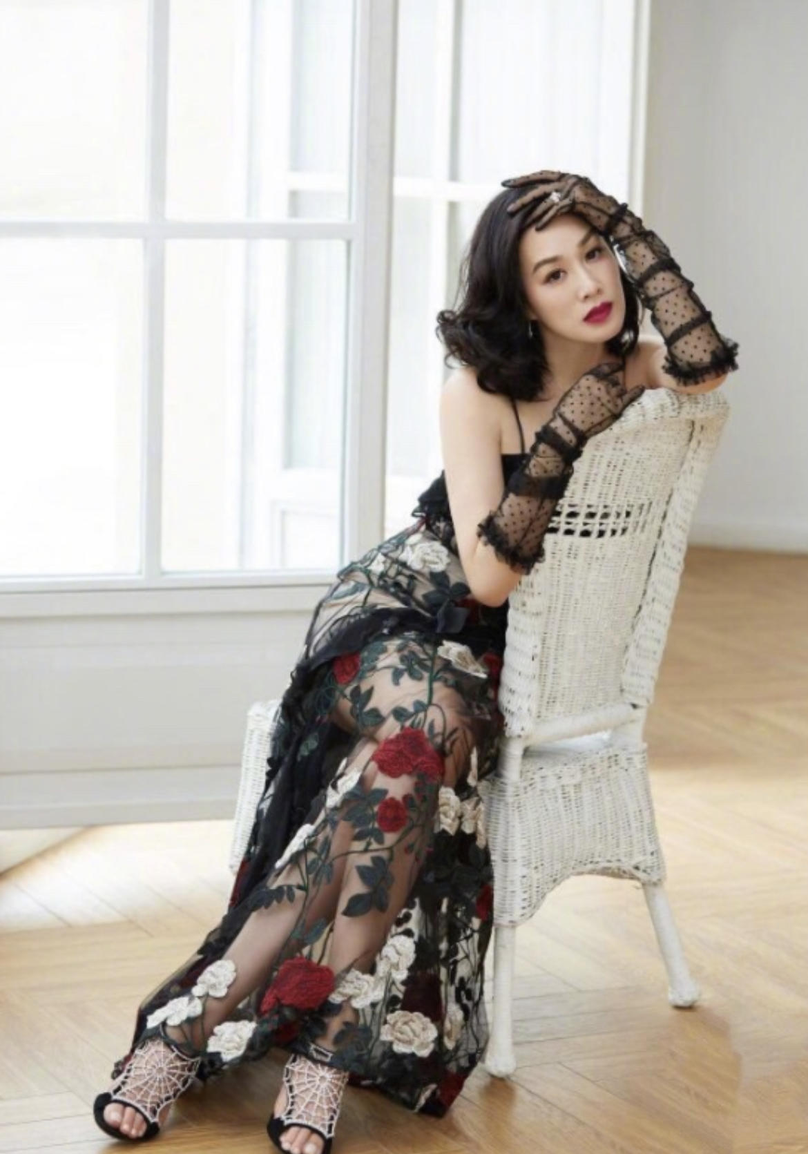 钟丽缇真是微胖界yyds穿鹅黄色一字肩鱼尾裙华丽时髦曲线丰盈