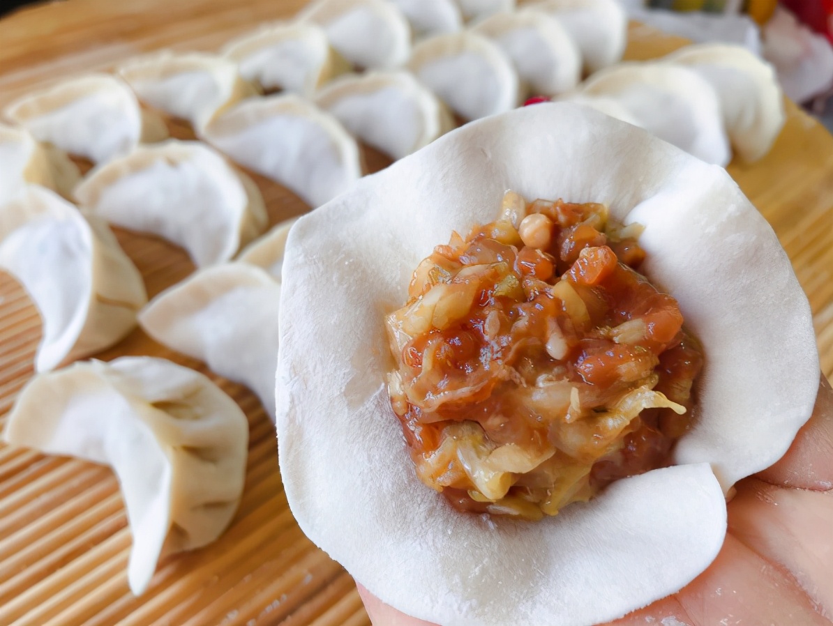 拌饺子馅,先调味还是后调味?做对了,饺子鲜嫩多汁!