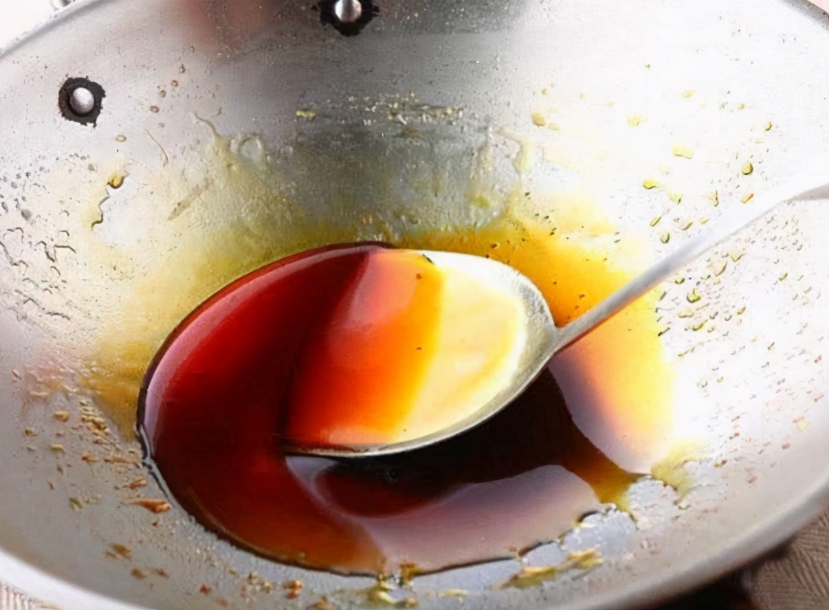 炒糖色第1步不是直接加冰糖多做1步色红亮诱人